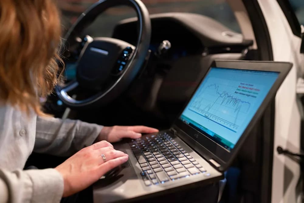 A laptop reading live data from a car's ECU